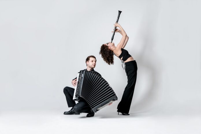 Das Bild zeigt Johanna Gossner mit Klarinette und Damian Keller mit Akkordeon .