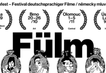 DAS FILMFEST 2025 / Kulturforum Prag Das ganze Bild besteht aus schwarzer Schrift sowie schwarzen Design auf weißem Hintergrund. Oben steht die Überschrift „19. Das Filmfest – Festival deutschsprachiger Filme / německy mluvených filmů“. Darunter sind in vier nebeinander stilisierten Lorbeerkränzen der Veranstaltungszeitzeit und die Veranstaltungsorte des Festivals angegeben. Das Bild wird durch den riesigen schwarzen Schriftzug „Fülm“ drunter dominiert. Den Schriftzug am unteren Ende überlappend befinden sich sechs Porträts in ovalen verschnörkelten Rahmen, die aus handgezeichneten Umrissen bestehen.