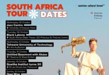 Guido Spannocchi / Kulturforum Pretoria Das Bild zeigt den Musiker Guido Spannocchi mit einem Saxophon, dass er mit seiner Hand über den Kopf hält. Im Hintergrund ist die Siluette von Johannesburg zu sehen. Auf dem Plakat sind alle seine Auftritte und Tourdaten inkl. Ort und Zeit vermerkt.