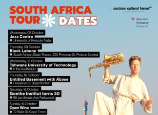 Guido Spannocchi / Kulturforum Pretoria Das Bild zeigt den Musiker Guido Spannocchi mit einem Saxophon, dass er mit seiner Hand über den Kopf hält. Im Hintergrund ist die Siluette von Johannesburg zu sehen. Auf dem Plakat sind alle seine Auftritte und Tourdaten inkl. Ort und Zeit vermerkt.