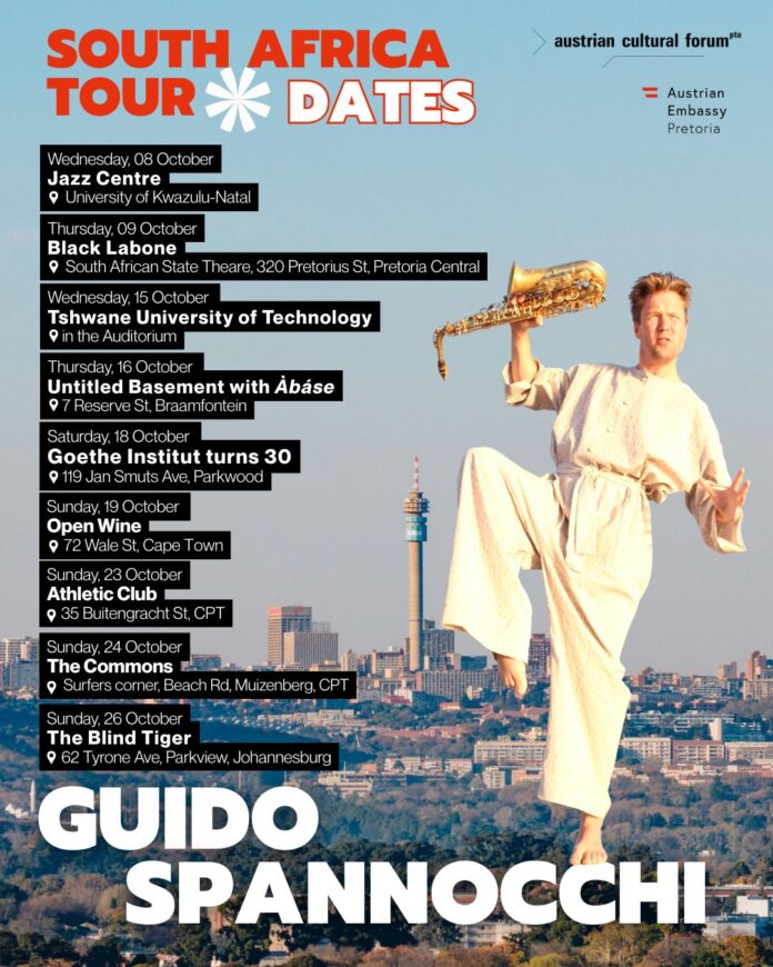 Das Bild zeigt den Musiker Guido Spannocchi mit einem Saxophon, dass er mit seiner Hand über den Kopf hält. Im Hintergrund ist die Siluette von Johannesburg zu sehen. Auf dem Plakat sind alle seine Auftritte und Tourdaten inkl. Ort und Zeit vermerkt.