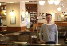 Ugly, Hidden & Real: Re-imagining the City / Österreichische Kulturplattform Arabischer Raum Auf dem Foto ist Eugene Quinn zu sehen. Er steht in einem traditionellen Wiener Kaffeehaus – einem Ort, der auch in seinem Projekt Coffeehouse Conversations eine zentrale Rolle spielt.