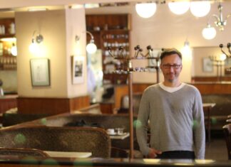 Ugly, Hidden & Real: Re-imagining the City / Österreichische Kulturplattform Arabischer Raum Auf dem Foto ist Eugene Quinn zu sehen. Er steht in einem traditionellen Wiener Kaffeehaus – einem Ort, der auch in seinem Projekt Coffeehouse Conversations eine zentrale Rolle spielt.