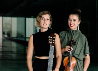 Duo Sonoma in Buenos Aires / Botschaft Buenos Aires Das Bild zeigt die Schwestern Mira und Sara Gregorič mit ihren Instrumenten.