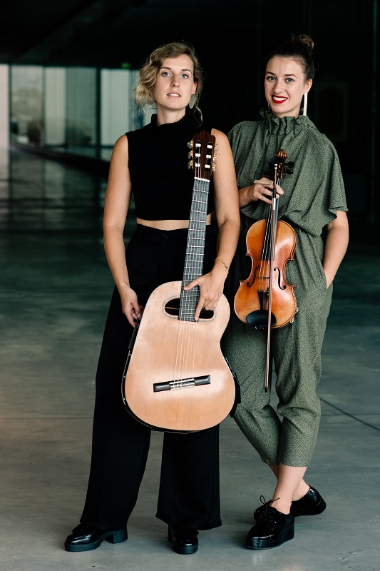 Bild: Stefan Reichmann Das Bild zeigt die Schwestern Mira und Sara Gregorič mit ihren Instrumenten.