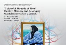 Colourful Threads of Time / Botschaft Doha Es ist das Ausstellungsplakat zu sehen mit einem Bild der Künstlerin,das "Doha Blues" heisst. Es zeigt eine Frau in einem blauen Mantel und mit schwarzem Kopftuch von der Seite, sie sieht in die Ferne. Am Plakat sind die Daten zur Ausstellung zu sehen.