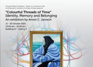 Colourful Threads of Time / Botschaft Doha Es ist das Ausstellungsplakat zu sehen mit einem Bild der Künstlerin,das "Doha Blues" heisst. Es zeigt eine Frau in einem blauen Mantel und mit schwarzem Kopftuch von der Seite, sie sieht in die Ferne. Am Plakat sind die Daten zur Ausstellung zu sehen.