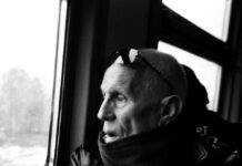 Dasha Karetnikokva: Die Geschichte meines Vaters im Gulag / Podcast Das Bild ist in Schwarz Weiss und unscharf gehalten. Es zeigt den Vater von Dasha in einem fahrenden Zug, wie er aus dem Fenster blickt.