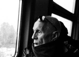 Dasha Karetnikokva: Die Geschichte meines Vaters im Gulag / Podcast Das Bild ist in Schwarz Weiss und unscharf gehalten. Es zeigt den Vater von Dasha in einem fahrenden Zug, wie er aus dem Fenster blickt.