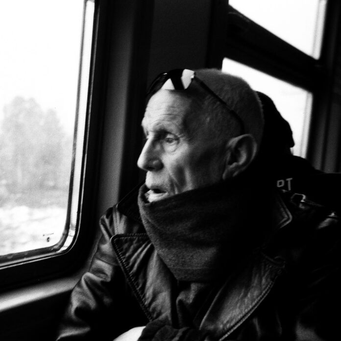 © Dasha Karetnikova Das Bild ist in Schwarz Weiss und unscharf gehalten. Es zeigt den Vater von Dasha in einem fahrenden Zug, wie er aus dem Fenster blickt.