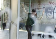 Movement Workshop / Kulturforum Kairo Das Bild zeigt die Tänzerin und Choreographin Inge Gappmaier tanzend im Freien.