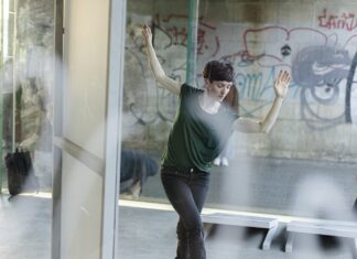 Movement Workshop / Kulturforum Kairo Das Bild zeigt die Tänzerin und Choreographin Inge Gappmaier tanzend im Freien.