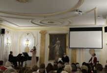 Johann & Jett / Kulturforum Madrid Das Bild zeigt die Darbietung des Programms auf der Bühne vor dem interessierten Publikum.