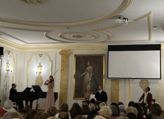 Johann & Jett / Kulturforum Madrid Das Bild zeigt die Darbietung des Programms auf der Bühne vor dem interessierten Publikum.