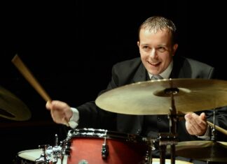 The International Jazz Meeting / Botschaft Ankara, Kulturforum Istanbul Das Bild zeigt den österreichische Schlagzeuger Bernd Reiter in Nahaufnahme bei einem seiner Auftritte. Die Freude am Musizieren ist ihm dabei anzusehen.