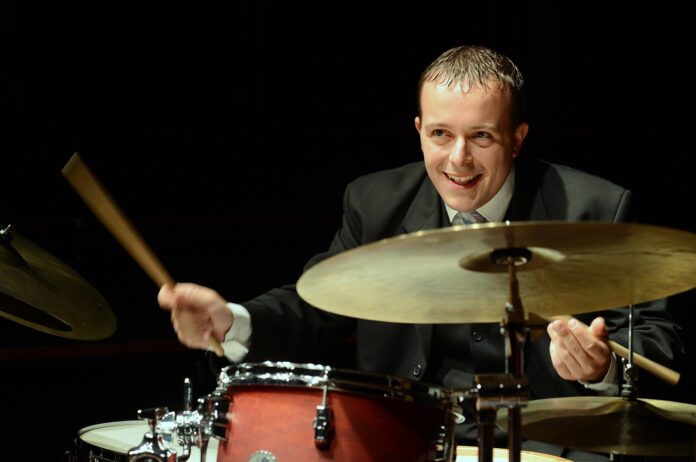 Das Bild zeigt den österreichische Schlagzeuger Bernd Reiter in Nahaufnahme bei einem seiner Auftritte. Die Freude am Musizieren ist ihm dabei anzusehen.