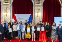 Intercultural Achievement Award 2025 / Preisverleihung Auf dem Bild sind die Preisträgerinnen und Preisträger sowie Herr Staatssekretär Schellhorn zu sehen.