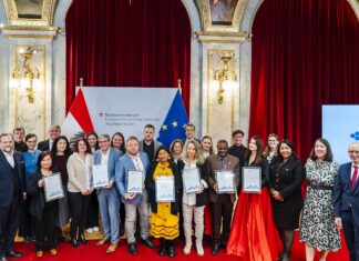 Intercultural Achievement Award 2025 / Preisverleihung Auf dem Bild sind die Preisträgerinnen und Preisträger sowie Herr Staatssekretär Schellhorn zu sehen.