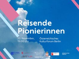 Reisende Pionierinnen / Kulturforum Berlin Das Plakat zeigt einen blauen Himmel mit weißen Wolken. Über den Himmel sind mehrere schräge Balken in Rosa und Hellblau gelegt, die das Bild grafisch strukturieren. In der Mitte steht in großer, weißer Schrift der Titel der Veranstaltung: „Reisende Pionierinnen“.