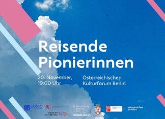 Reisende Pionierinnen / Kulturforum Berlin Das Plakat zeigt einen blauen Himmel mit weißen Wolken. Über den Himmel sind mehrere schräge Balken in Rosa und Hellblau gelegt, die das Bild grafisch strukturieren. In der Mitte steht in großer, weißer Schrift der Titel der Veranstaltung: „Reisende Pionierinnen“.