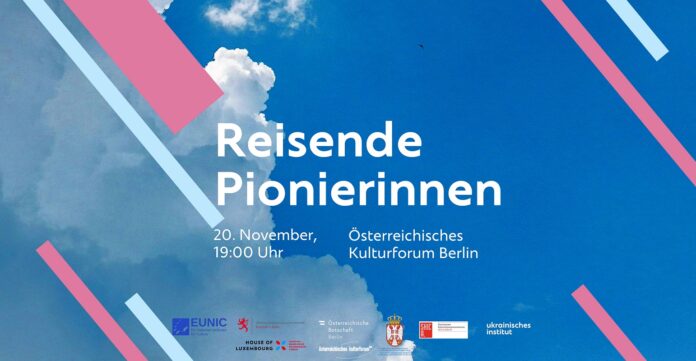 Bild: (c) EUNIC Berlin Das Plakat zeigt einen blauen Himmel mit weißen Wolken. Über den Himmel sind mehrere schräge Balken in Rosa und Hellblau gelegt, die das Bild grafisch strukturieren. In der Mitte steht in großer, weißer Schrift der Titel der Veranstaltung: „Reisende Pionierinnen“.