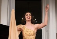 Nothing in Between – the simple, complicated Life of Hedy Lamarr / Kulturforum Bratislava Janine Hickl im goldenen Kleid auf der Bühne, singend.