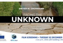 Facing The Unknown / Kulturforum Brüssel Das Bild zeigt das Ankündigungsplakat für den Film Facing the Unknown von Dieter-M. Grohmann. Darauf sind das Datum und die Uhrzeit der Vorführung (2. Dezember 2025, 19 Uhr), der Ort (EESC JDE-Gebäude, Atrium 6) sowie die Logos des Europäischen Wirtschafts- und Sozialausschusses und des EU Blue Deal zu sehen, die beide die Veranstaltung sponsern.