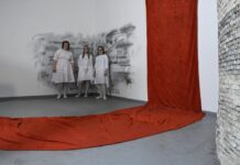 Performance / Kulturforum Budapest Das Bild zeigt die drei Künstlerinnen vor einer weißen Wand mit Schrift.