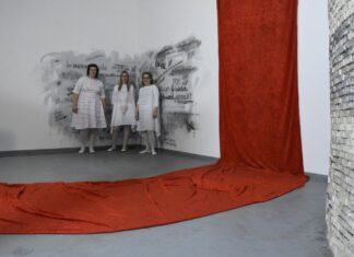 Performance / Kulturforum Budapest Das Bild zeigt die drei Künstlerinnen vor einer weißen Wand mit Schrift.