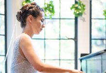 Judith Valerie Engel / Kulturforum London Das Bild zeigt die Pianistin Judith Valerie Engel am Klavier.