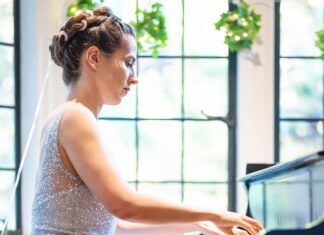 Judith Valerie Engel / Kulturforum London Das Bild zeigt die Pianistin Judith Valerie Engel am Klavier.