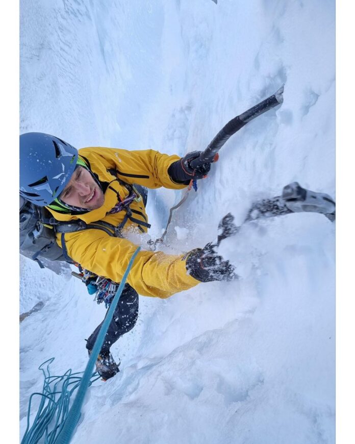 Martin Sieberer wie er über Eis klettert.