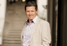 Kroatisches Kammerorchester & Anton Sorokow / Kulturforum Zagreb Das Bild zeigt ein Porträt von Anton Sorokow in Jeans und Sportsakko, eine Geige in der Hand haltend.