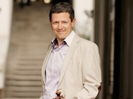 Kroatisches Kammerorchester & Anton Sorokow / Kulturforum Zagreb Das Bild zeigt ein Porträt von Anton Sorokow in Jeans und Sportsakko, eine Geige in der Hand haltend.