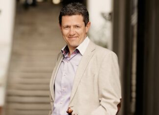 Kroatisches Kammerorchester & Anton Sorokow / Kulturforum Zagreb Das Bild zeigt ein Porträt von Anton Sorokow in Jeans und Sportsakko, eine Geige in der Hand haltend.