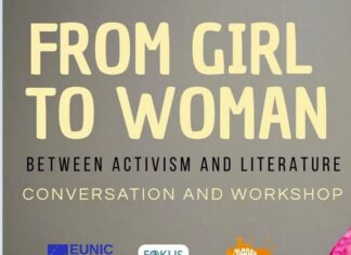 Angelika Reitzer / Botschaft Oslo Das Bild zeigt die Ankündigung des EUNIC Workshops vor einem Porträt der Autorin Angelika Reitzer. Das Autorinnenporträt ist in Grautönen gehalten. Sie trägt eine Cord-Jacke, eine Brille mit großem Rahmen, offenes Haar und lächelt gerade in die Kamera. Die Veranstaltungsankündigung des Workshops zeigt am rechten Bildrand ein junges Mädchen mit Sonnenbrille und pinker Bluse die halb aus dem Bildrand fällt – auf dem Weg ins Erwachsenwerden. Der Bildhintergrund ist grau, die Ankündigungsschrift gelb und schwarz und am unteren Bildrand finden sich die Logos der Mitveranstalter.