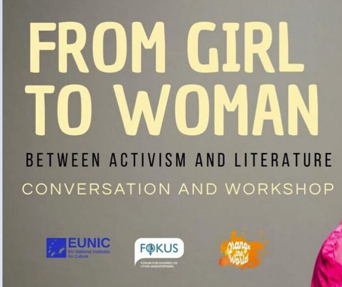 Das Bild zeigt die Ankündigung des EUNIC Workshops vor einem Porträt der Autorin Angelika Reitzer. Das Autorinnenporträt ist in Grautönen gehalten. Sie trägt eine Cord-Jacke, eine Brille mit großem Rahmen, offenes Haar und lächelt gerade in die Kamera. Die Veranstaltungsankündigung des Workshops zeigt am rechten Bildrand ein junges Mädchen mit Sonnenbrille und pinker Bluse die halb aus dem Bildrand fällt – auf dem Weg ins Erwachsenwerden. Der Bildhintergrund ist grau, die Ankündigungsschrift gelb und schwarz und am unteren Bildrand finden sich die Logos der Mitveranstalter.