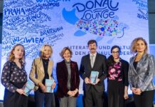 Buchpublikation Traumberuf Diplomatinnen / Podcast wissensArt Das Bild zeigt..die Podiumsteilnehmerinnen – und Teilnehmer auf der Bühne der Donau Lounge.