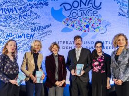 Buchpublikation Traumberuf Diplomatinnen / Podcast wissensArt Das Bild zeigt..die Podiumsteilnehmerinnen – und Teilnehmer auf der Bühne der Donau Lounge.