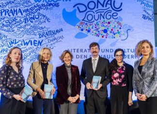 Buchpublikation Traumberuf Diplomatinnen / Podcast wissensArt Das Bild zeigt..die Podiumsteilnehmerinnen – und Teilnehmer auf der Bühne der Donau Lounge.