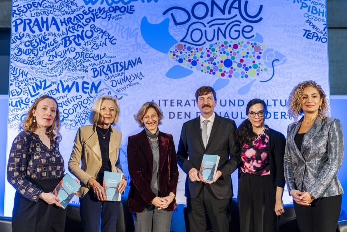 Das Bild zeigt..die Podiumsteilnehmerinnen – und Teilnehmer auf der Bühne der Donau Lounge.