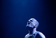 Work Body / Generalkonsulat München Das Bild zeigt den Künstler Michael Turinsky während seiner Aufführung „Work Body“.