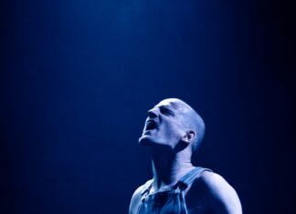 Work Body / Generalkonsulat München Das Bild zeigt den Künstler Michael Turinsky während seiner Aufführung „Work Body“.