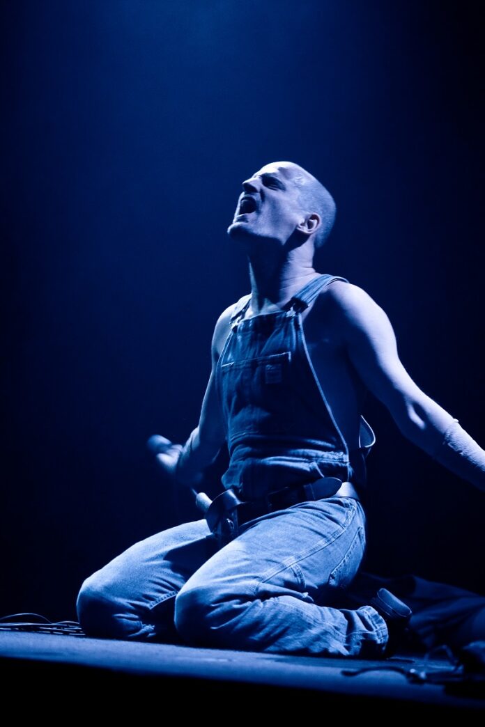 Das Bild zeigt den Künstler Michael Turinsky während seiner Aufführung „Work Body“.