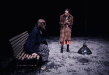 35 Jahre Österreich-Bibliothek in Maribor / Botschaft und Kulturforum Ljubljana Das Bild zeigt eine Szene aus dem Theaterstück auf der sich zwei Frauen auf einem Bahnhof befinden.