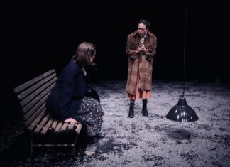 35 Jahre Österreich-Bibliothek in Maribor / Botschaft und Kulturforum Ljubljana Das Bild zeigt eine Szene aus dem Theaterstück auf der sich zwei Frauen auf einem Bahnhof befinden.