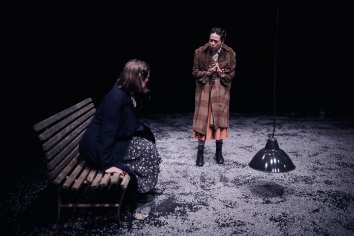 Bild: c) Jana Jocif Das Bild zeigt eine Szene aus dem Theaterstück auf der sich zwei Frauen auf einem Bahnhof befinden.