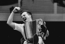 Jakob Steinkellner in Dhaka/ Kulturforum New Delhi Das Bild zeigt Jakob Steinkellner während eines Auftritts in Dhaka.