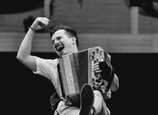 Jakob Steinkellner in Dhaka/ Kulturforum New Delhi Das Bild zeigt Jakob Steinkellner während eines Auftritts in Dhaka.