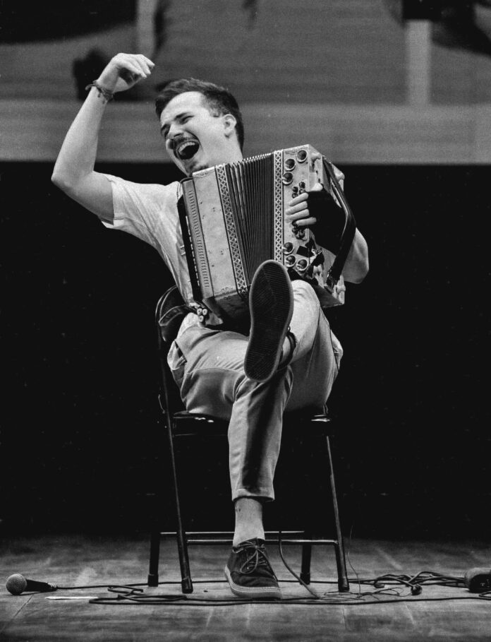 Bild: Shadab Shahrokh Hai Das Bild zeigt Jakob Steinkellner während eines Auftritts in Dhaka.